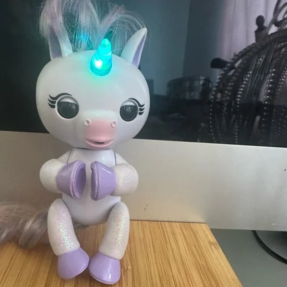 WowWee Toys Wowwee Fingerlings Light Up Glitter Unicorn Baby